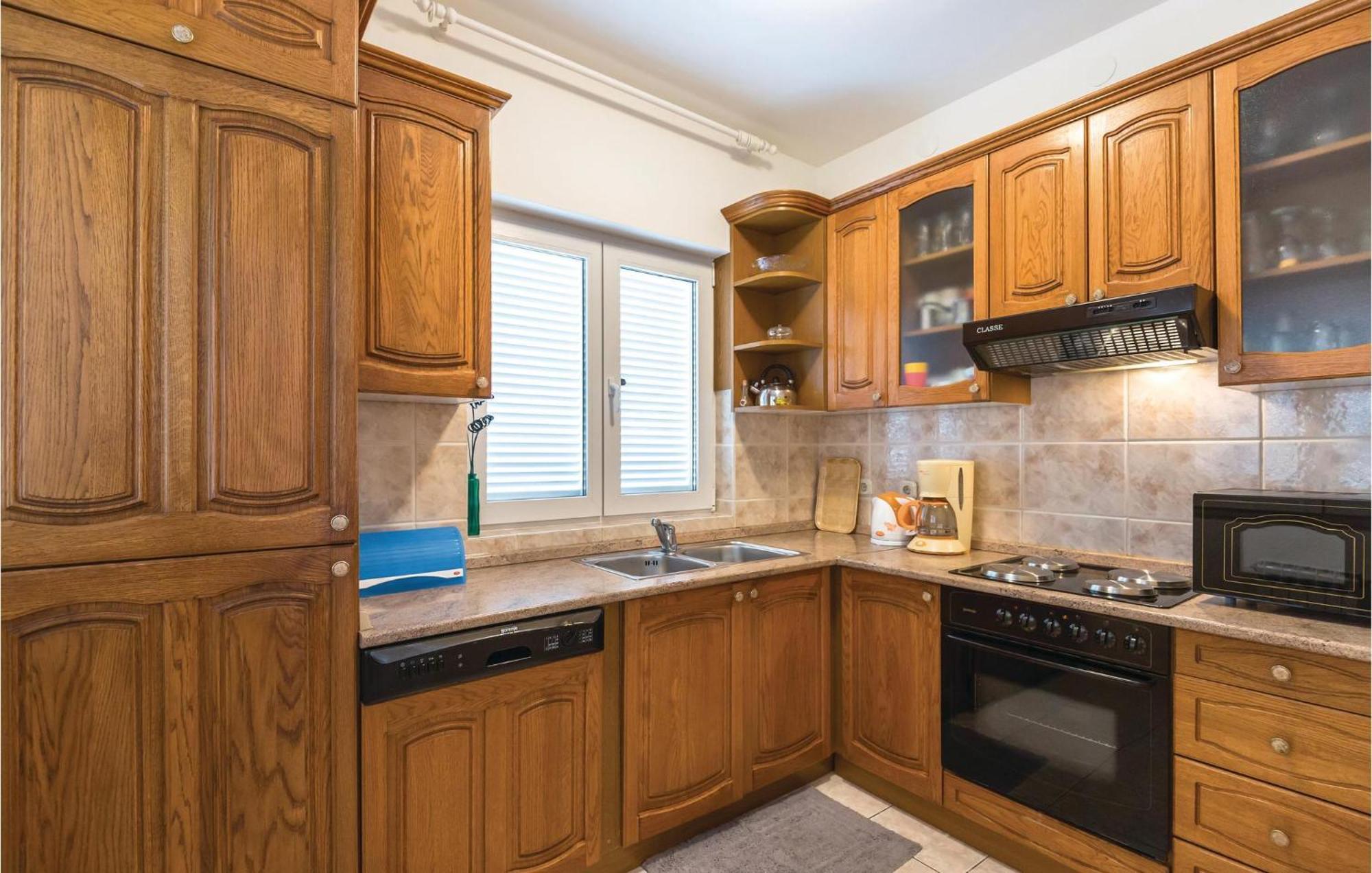 Stunning Apartment In Makarska With Kitchen Exterior photo